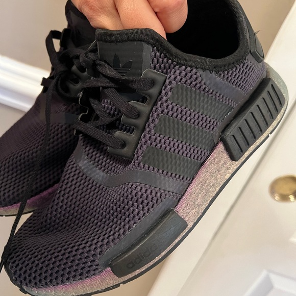 Almost new! Boys size 5 Adidas Boost - Picture 3 of 4